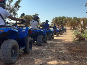 Aventure en quad à Agadir : des passionnés équipés de casques se préparent pour une excursion en buggy.
