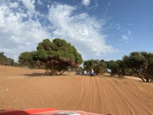 Aventure en quad buggy à travers les paysages pittoresques d'Agadir, mettant en valeur un terrain accidenté et de magnifiques vues.