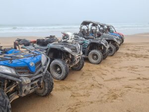 Découvrez l’excitation d’Agadir avec notre gamme de quads premium sur une plage de sable ; parfait pour les aventuriers désireux d’explorer le littoral avec style. Équipés pour l’aventure, ces quads sont prêts à vous emmener à travers les paysages époustouflants d’Agadir, offrant une expérience inoubliable sur le sable fin et sous le ciel vaste.